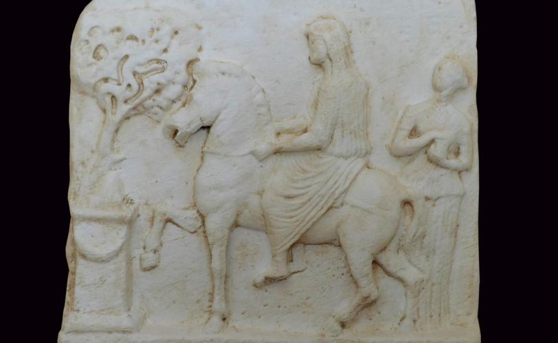 Μαρμάρινο ανάγλυφο επιτύμβιο με παράσταση έφιππης αφηρωισμένης νεκρής. 1ος αι. π.Χ.-1ος αι. μ.Χ. Ερεσός