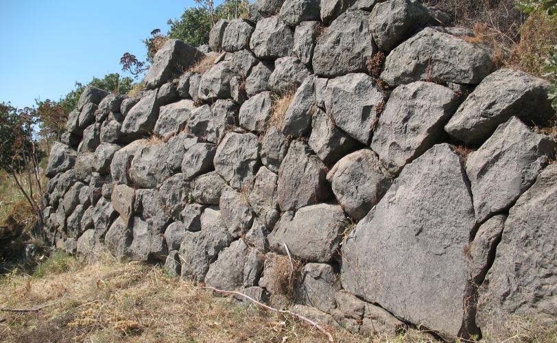 Ερεσός, ακρόπολη, ανάλημμα με λέσβιο τρόπο δόμησης