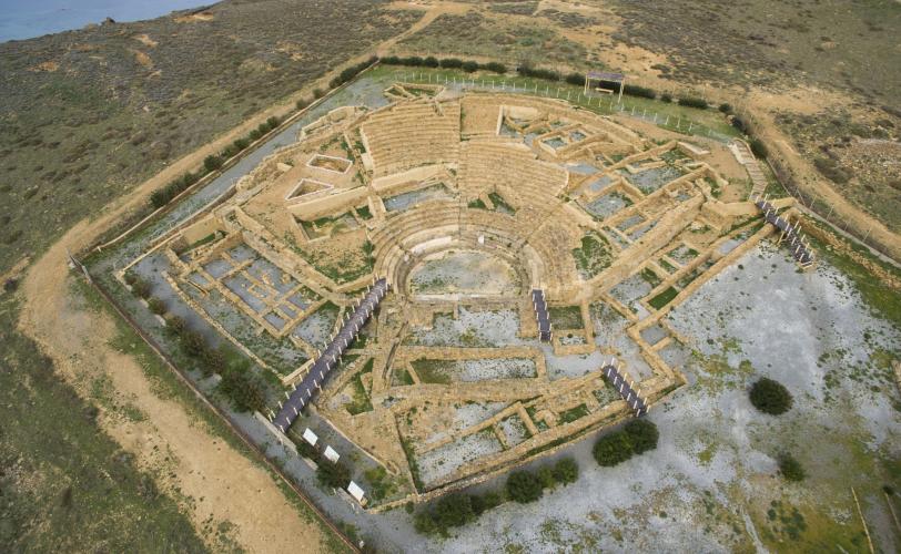 Aεροφωτογραφία του αρχαίου θεάτρους Ηφαιστίας ν. Λήμνου