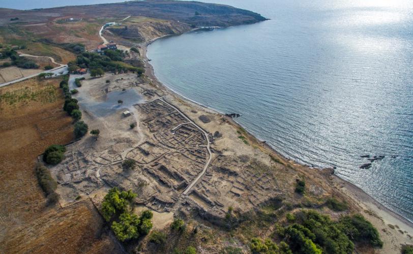 Αεροφωτογραφία του προϊστορικού οικισμού της Πολιόχνης. 