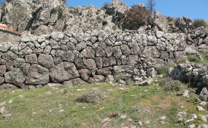 Ξερά Ξύλα, Άγρας. Ανάλημμα με λέσβια δόμηση