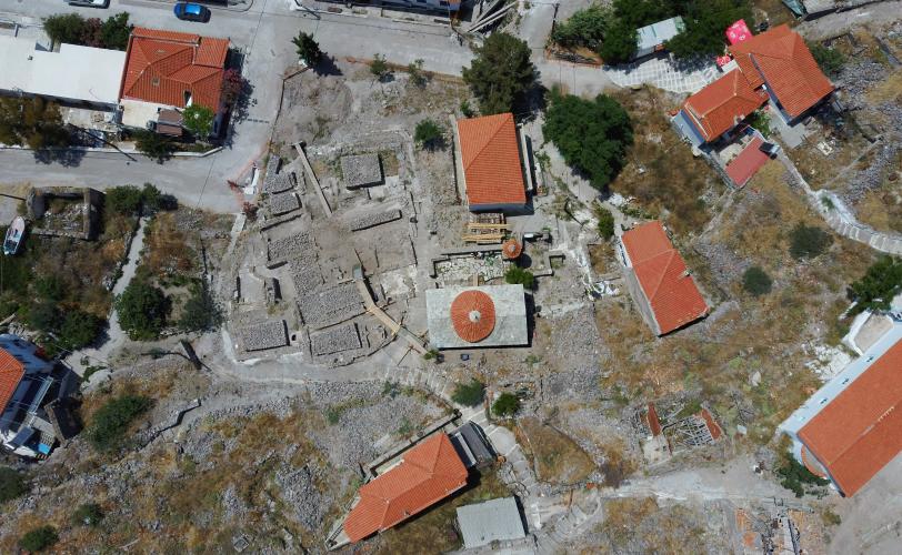 Άποψη του ναού και του περιβάλλοντος χώρου στον πυρήνα του παλαιού οικισμού
