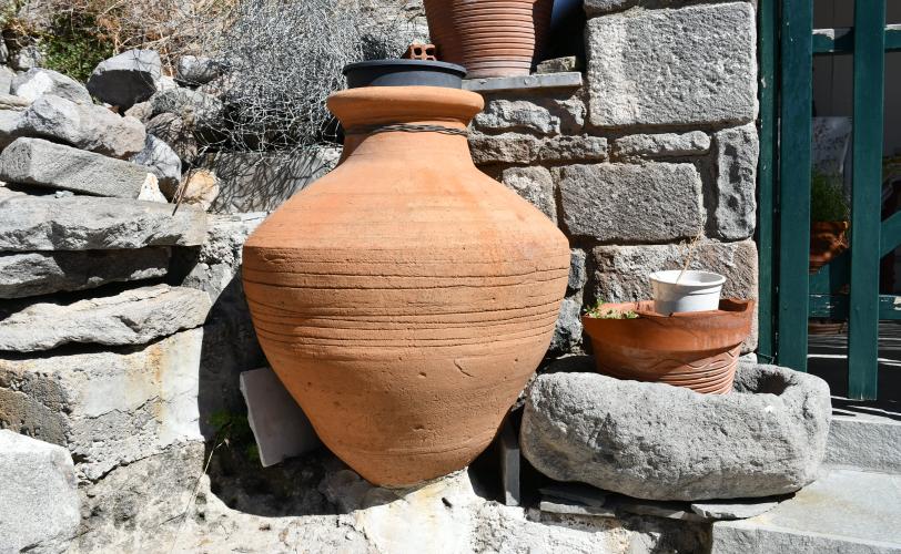 Πιθάρι στην αυλή οικίας