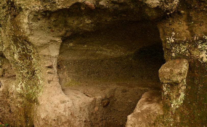 Αρχιτεκτονικοί σχηματισμοί που συνδέονται με τον χαρακτήρα της λατρευόμενης θεότητας και το είδος της λατρείας