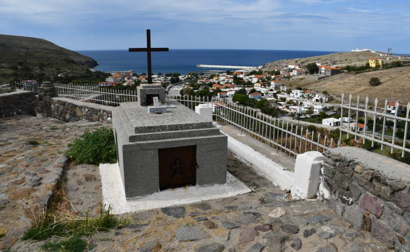 Το μνημείο-κενοτάφειο των εξορίστων στο νησί.
