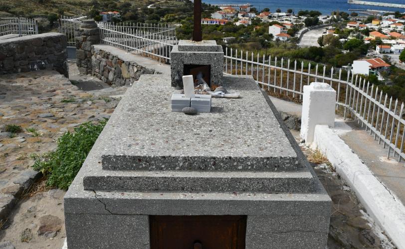 Το μνημείο-κενοτάφειο των εξορίστων στο νησί.