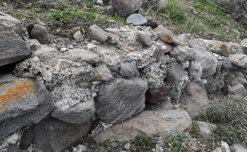 Θεμέλια τοιχοποιίας βόρειου περίβολου, Λευκό ασβεστοκονίαμα ως συνδετικό υλικό.