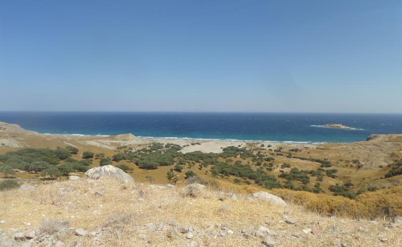 Η παραλία του Αλονιτσίου όπως διακρίνεται από την οδό πρόσβασης