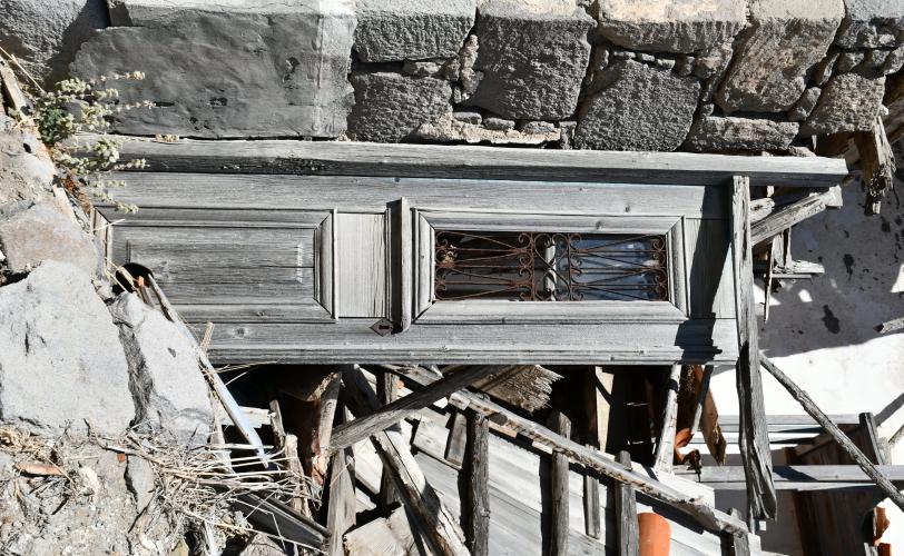 Ξύλινη θύρα σε ερειπωμένη οικία