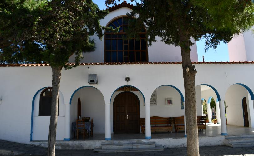 Άποψη του ναού από τα δυτικά