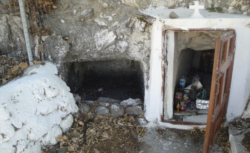 Λαξευτοί τάφοι στα βόρεια πρανή του λόφου «Παλιόμυλος», κατάντι της διερχόμενης δημοτικής οδού