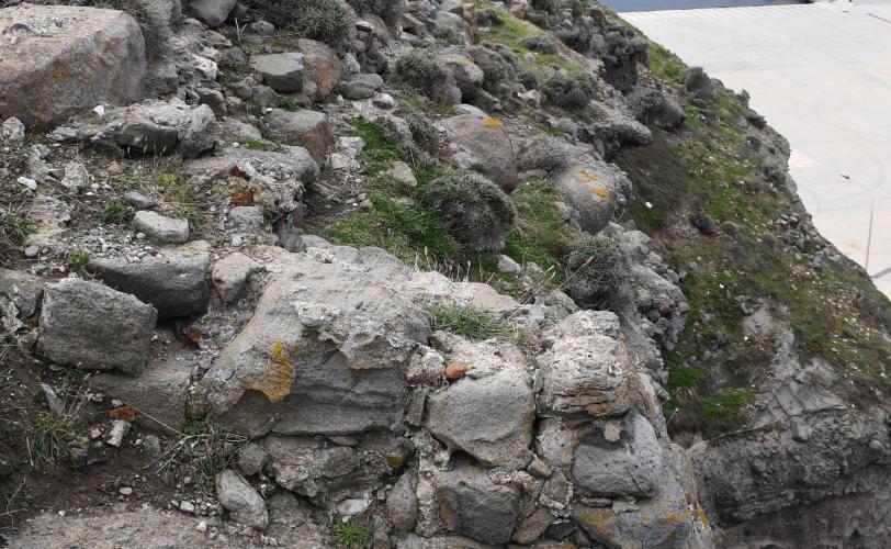 ΒΑ γωνία τοιχοποιίας μεταξύ βόρειου και ανατολικού περιβόλου.