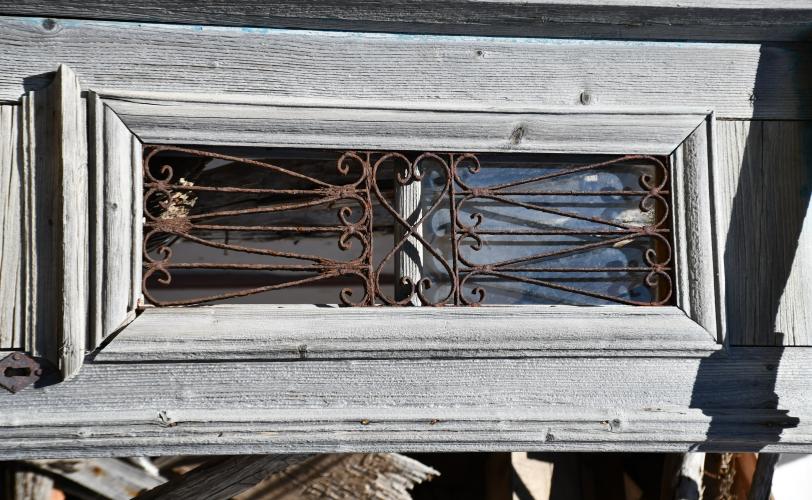 Ξύλινη θύρα σε ερειπωμένη οικία
