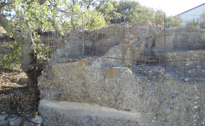 Λαξευτοί τάφοι στα βόρεια πρανή του λόφου «Παλιόμυλος», ανάντι της διερχόμενης δημοτικής οδού