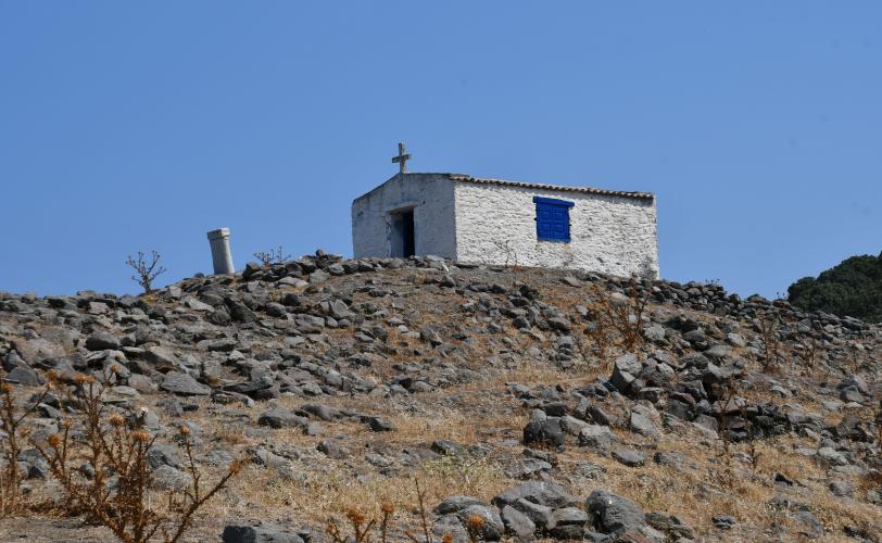 Άποψη του ναΐσκου του Αγίου Νικολάου από τα νότια