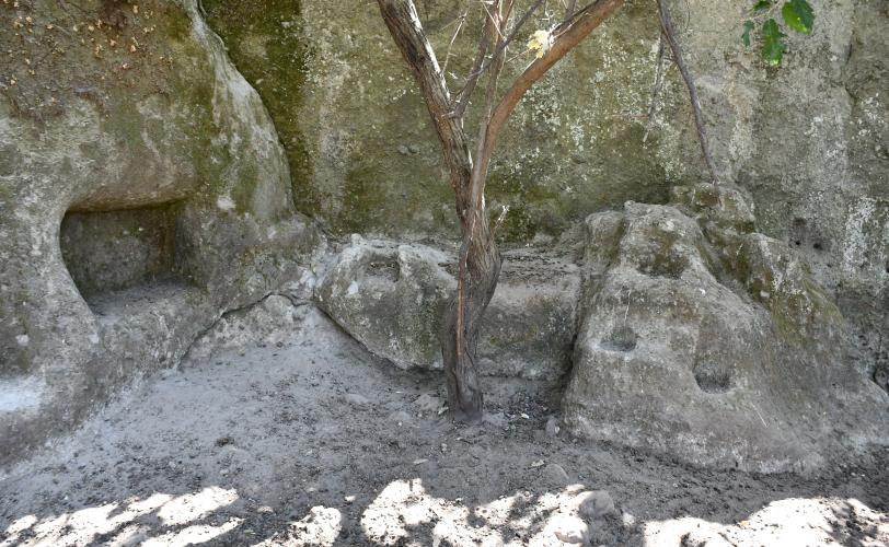 Αρχιτεκτονικοί σχηματισμοί που συνδέονται με τον χαρακτήρα της λατρευόμενης θεότητας και το είδος της λατρείας