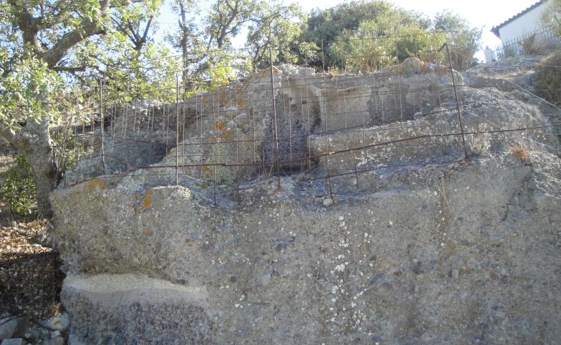 Λαξευτοί τάφοι στα βόρεια πρανή του λόφου «Παλιόμυλος», ανάντι της διερχόμενης δημοτικής οδού
