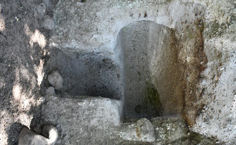 Αρχιτεκτονικοί σχηματισμοί που συνδέονται με τον χαρακτήρα της λατρευόμενης θεότητας και το είδος της λατρείας