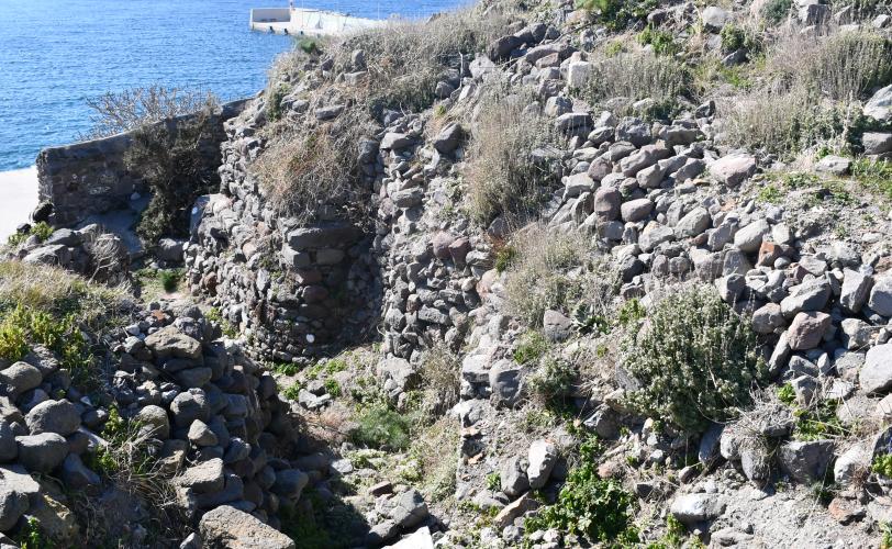 Τετράγωνος πύργος ΝΔ προμαχώνα και η φραγμένη πύλη-είσοδος του κάστρου.