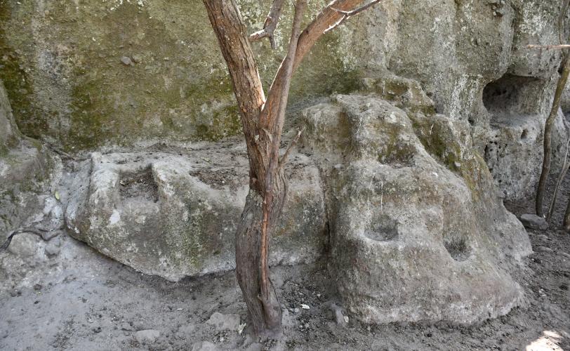 Αρχιτεκτονικοί σχηματισμοί που συνδέονται με τον χαρακτήρα της λατρευόμενης θεότητας και το είδος της λατρείας