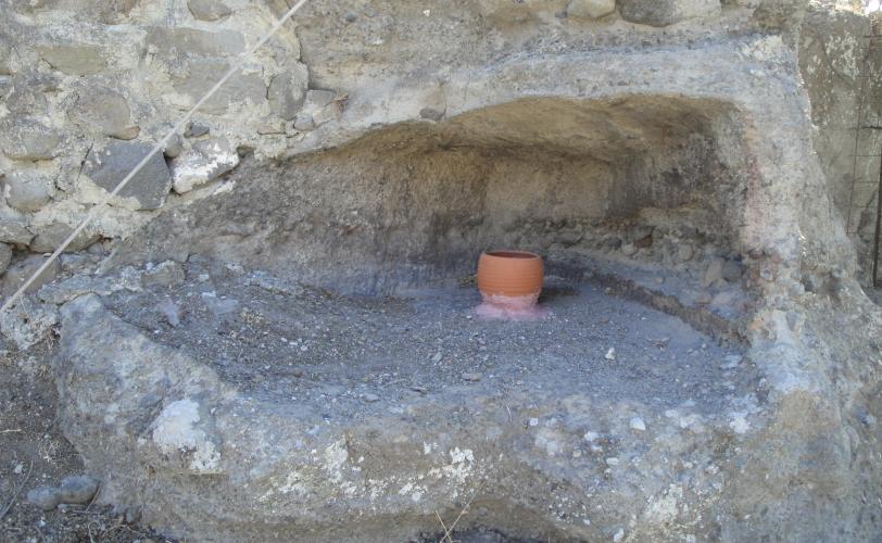 Λαξευτοί τάφοι στα βόρεια πρανή του λόφου «Παλιόμυλος», ανάντι της διερχόμενης δημοτικής οδού
