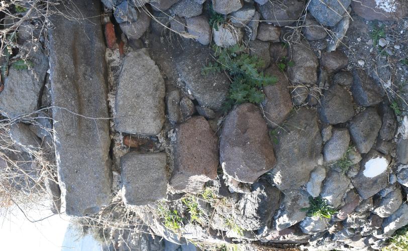 ΝΑ γωνία τετράγωνου πύργου ΝΔ προμαχώνα και δόμος με λαξευτή υποδοχή για την ξύλινη πύλη της εισόδου του κάστρου.