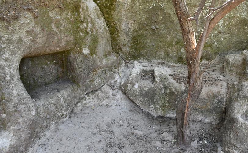 Αρχιτεκτονικοί σχηματισμοί που συνδέονται με τον χαρακτήρα της λατρευόμενης θεότητας και το είδος της λατρείας