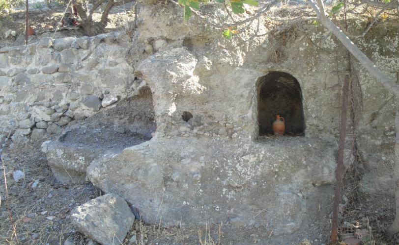Λαξευτοί τάφοι στα βόρεια πρανή του λόφου «Παλιόμυλος», ανάντι της διερχόμενης δημοτικής οδού