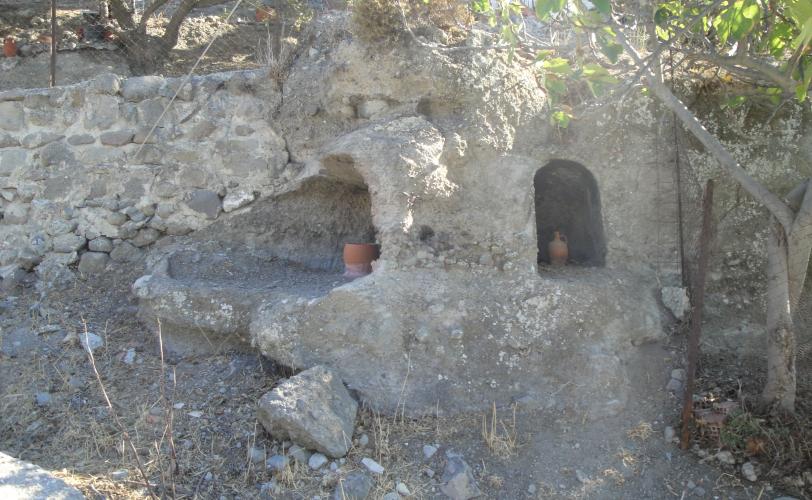 Λαξευτοί τάφοι στα βόρεια πρανή του λόφου «Παλιόμυλος», ανάντι της διερχόμενης δημοτικής οδού