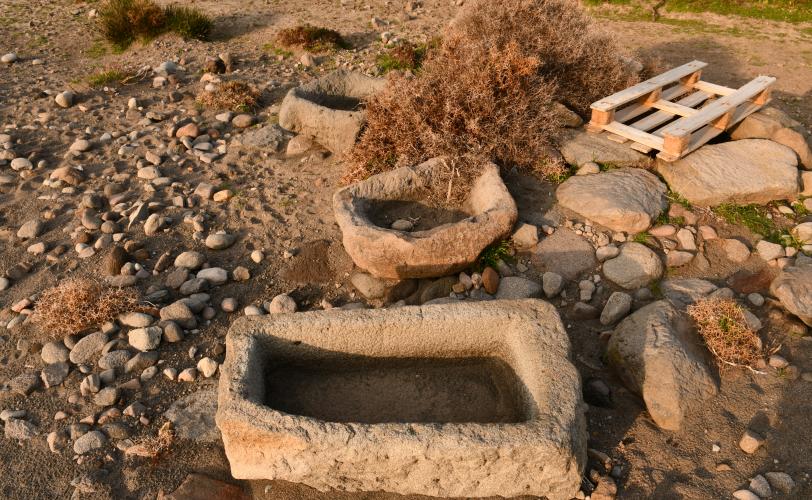 Λιθόκτιστο πηγάδι με λίθινες γούρνες