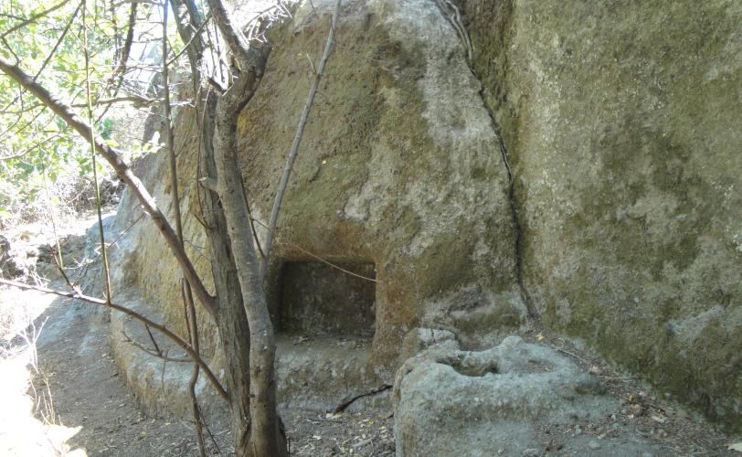 Αρχιτεκτονικοί σχηματισμοί που συνδέονται με τον χαρακτήρα της λατρευόμενης θεότητας και το είδος της λατρείας
