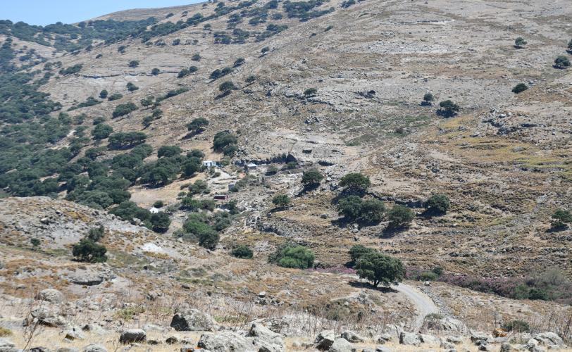 Τα λείψανα του μετοχιού της Μεγίστης Λαύρας όπως διακρίνονται από χωμάτινη οδό διερχόμενη στα βόρεια.