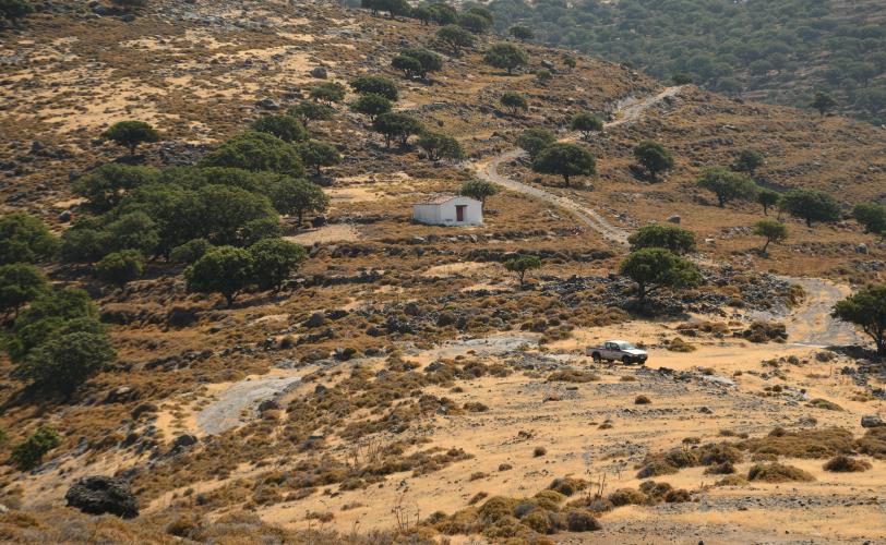 Άποψη του ναΐσκου και του περιβάλλοντος χώρου του από τα ΒΔ