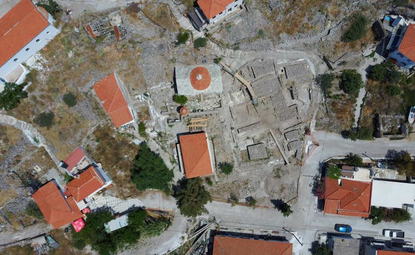 Άποψη του ναού και του περιβάλλοντος χώρου στον πυρήνα του παλαιού οικισμού