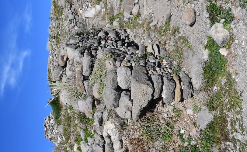 Δυτικό τμήμα του περιβόλου και έτερη είσοδος του κάστρου.