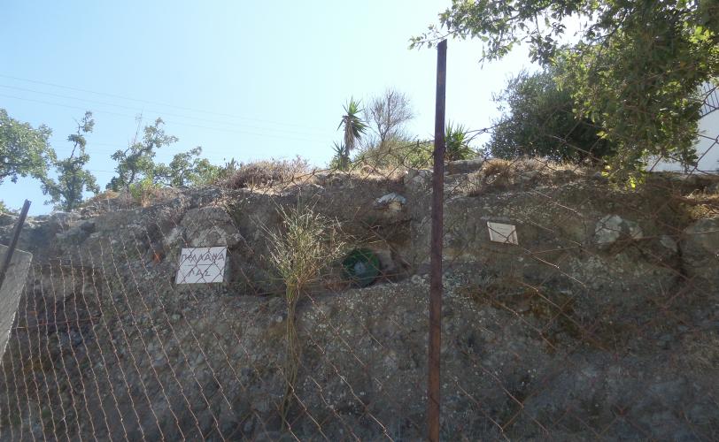 Λαξευτοί τάφοι στα βόρεια πρανή του λόφου «Παλιόμυλος», ανάντι της διερχόμενης δημοτικής οδού