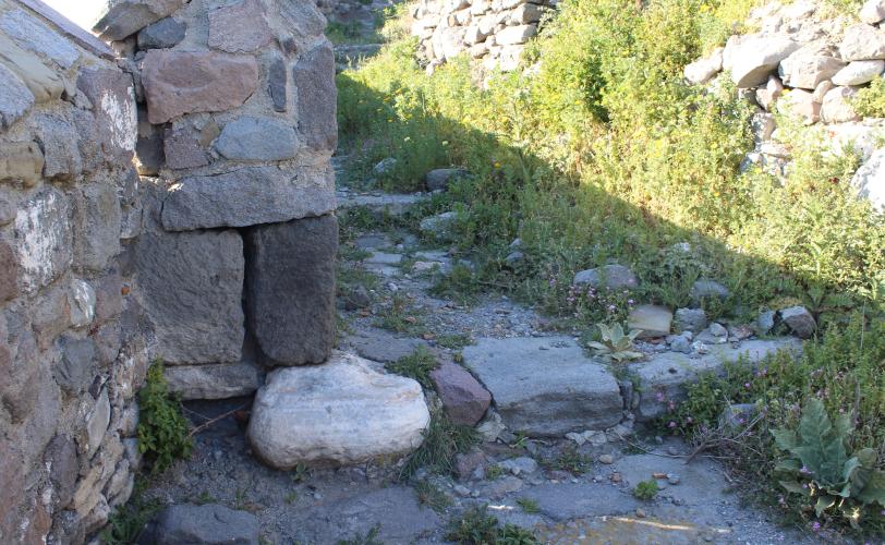 Αναβαθμός παραδοσιακού μονοπατιού εξωτερικά του δυτικού περιβόλου. 