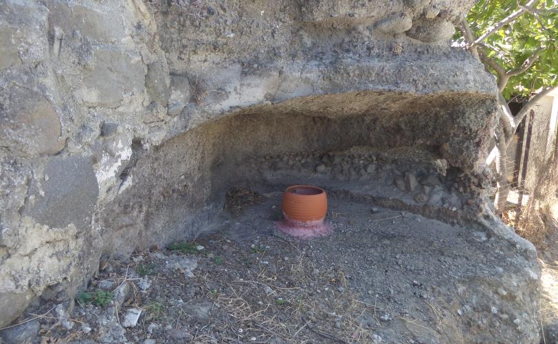 Λαξευτοί τάφοι στα βόρεια πρανή του λόφου «Παλιόμυλος», ανάντι της διερχόμενης δημοτικής οδού