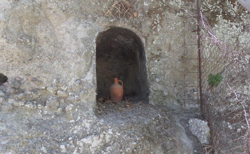 Λαξευτοί τάφοι στα βόρεια πρανή του λόφου «Παλιόμυλος», ανάντι της διερχόμενης δημοτικής οδού
