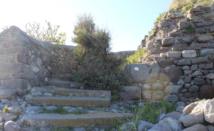ΝΔ γωνία τετράγωνου πύργου ΝΔ προμαχώνα και παραδοσιακό μονοπάτι. 