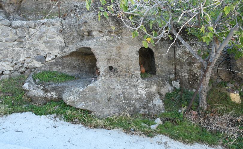 Λαξευτοί τάφοι στα βόρεια πρανή του λόφου «Παλιόμυλος», ανάντι της διερχόμενης δημοτικής οδού