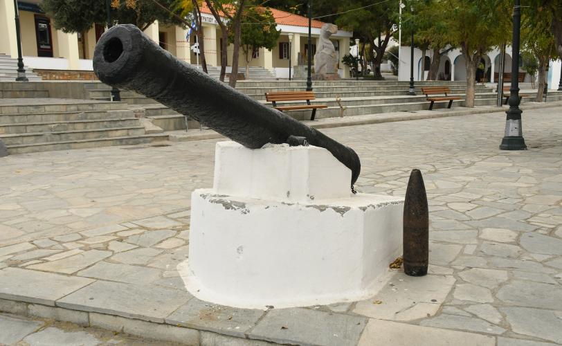 Πυροβόλο (κανόνι) του 18ου αιώνα στην περιοχή του λιμανιού