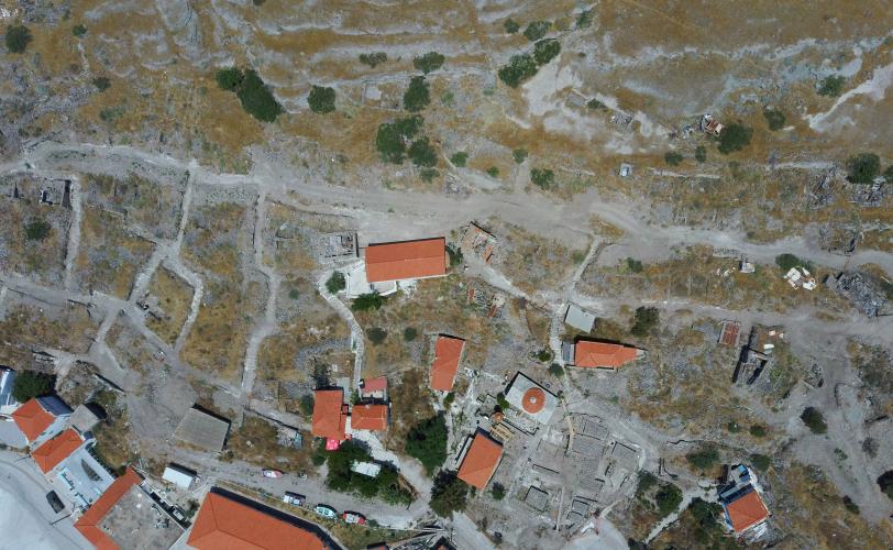 Άποψη του ναού και του περιβάλλοντος χώρου στον πυρήνα του παλαιού οικισμού