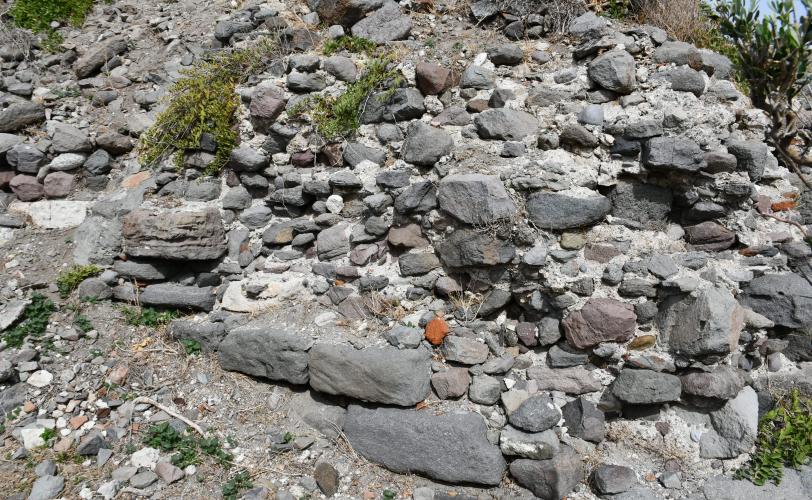Τμήμα τοιχοποιίας της δυτικής όψης πύργου ΝΔ προμαχώνα, Λευκό ασβεστοκονίαμα ως συνδετικό υλικό.