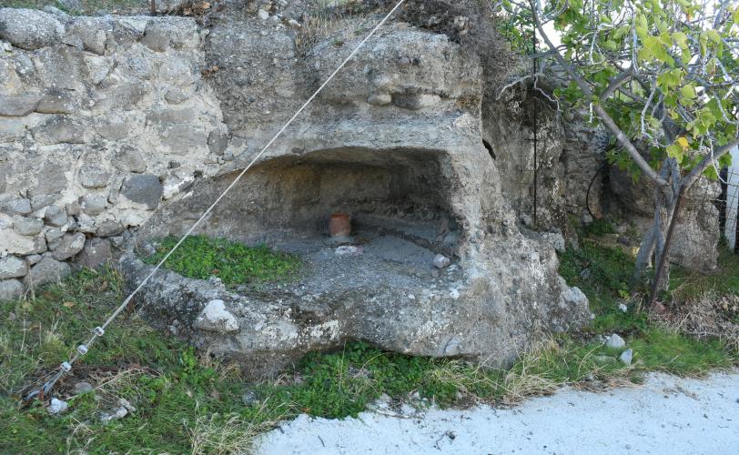 Λαξευτοί τάφοι στα βόρεια πρανή του λόφου «Παλιόμυλος», ανάντι της διερχόμενης δημοτικής οδού