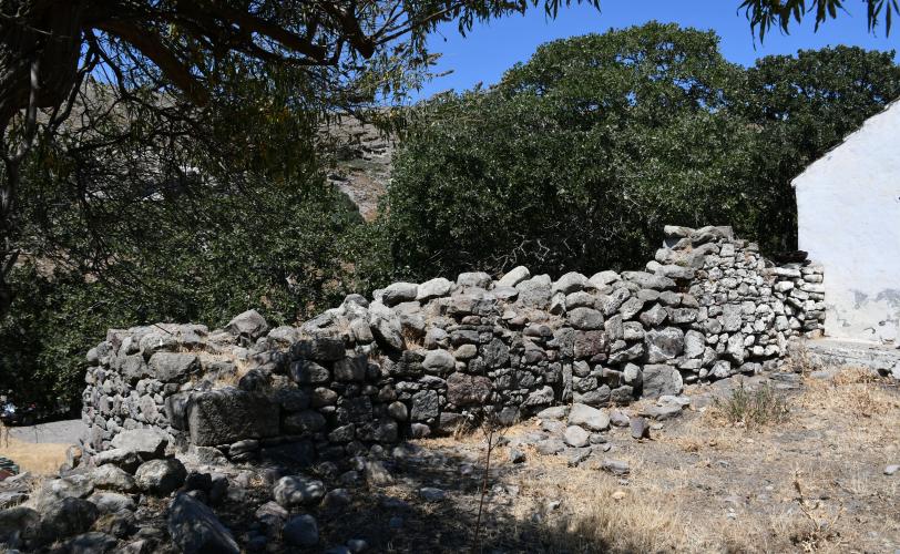 Τμήμα του περιβόλου του ναΐσκου