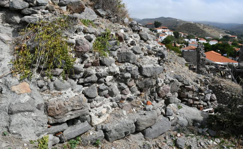 Τμήμα τοιχοποιίας της δυτικής όψης πύργου ΝΔ προμαχώνα, Λευκό ασβεστοκονίαμα ως συνδετικό υλικό.