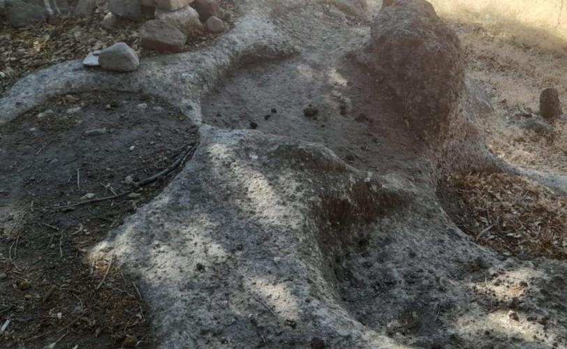 Λαξεύματα στον φυσικό βράχο πλησίον του ναού, πιθανόν εργαστηριακή εγκατάσταση