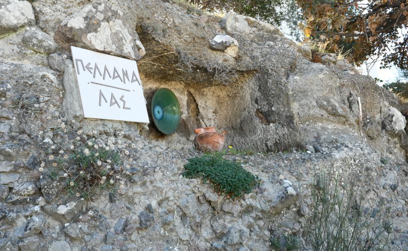 Λαξευτοί τάφοι στα βόρεια πρανή του λόφου «Παλιόμυλος», ανάντι της διερχόμενης δημοτικής οδού