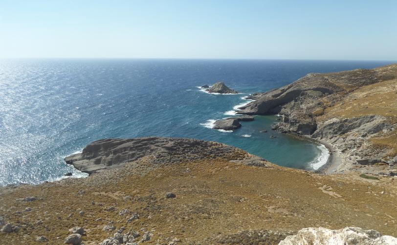 Άποψη του θαλάσσιου χώρου στα ΝΑ από το ύψωμα όπου βρίσκεται το σπήλαιο